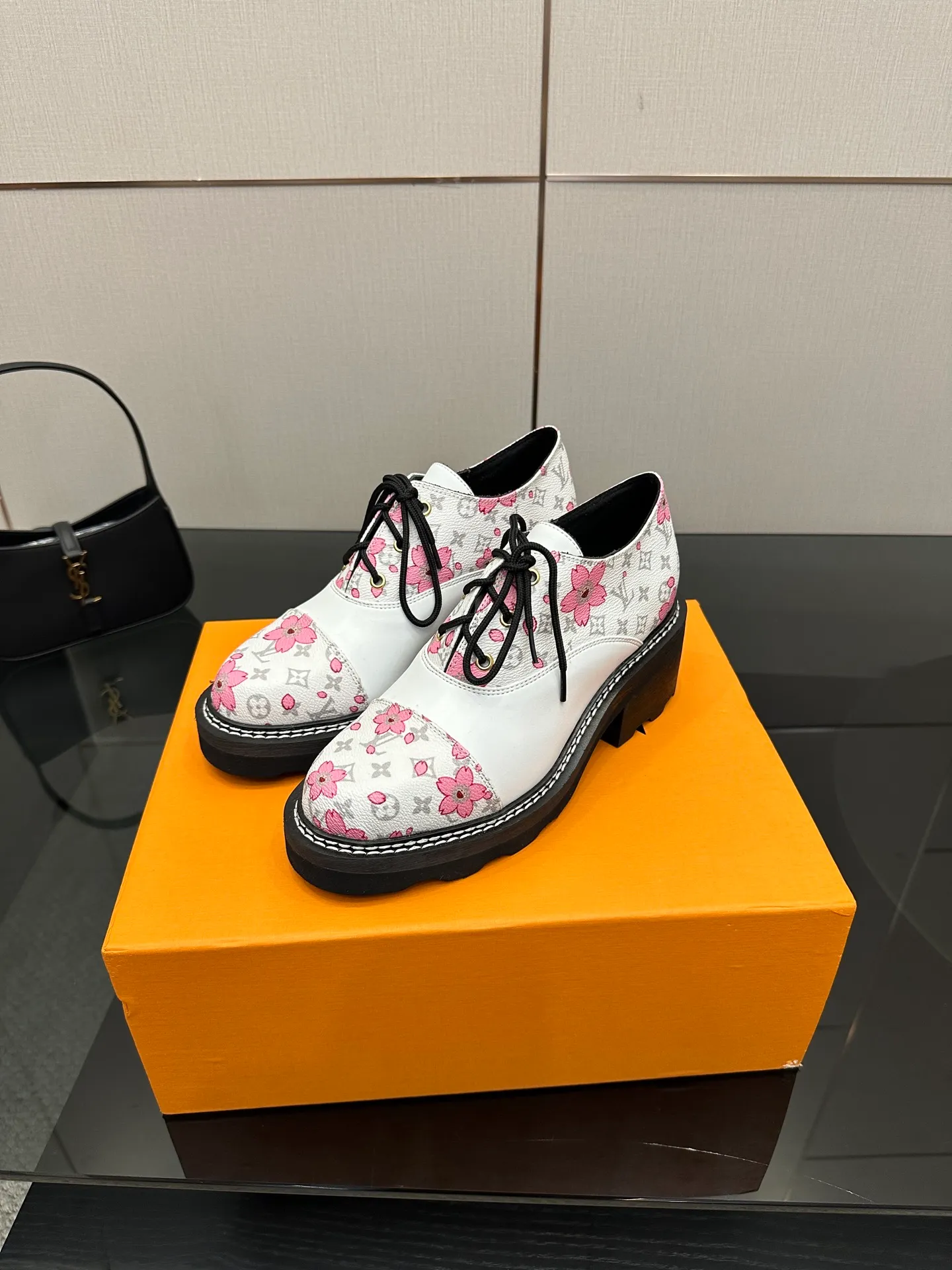 👟👟Ex-factory price 720👟👟 LOUIS VUITTON Louis Vuitton counter latest model top version LV inner cowhide material is real! Original 1:1 material reproduction! Modern and casual in one! Release a strong aura like a queen 🔥Capture everyone's attention instantly💃 Inner/foot pads: imported cowhide Fabric: cowhide Outsole: full genuine leather Code number: 35-41 (40, 41, 42 customizations are not returnable)